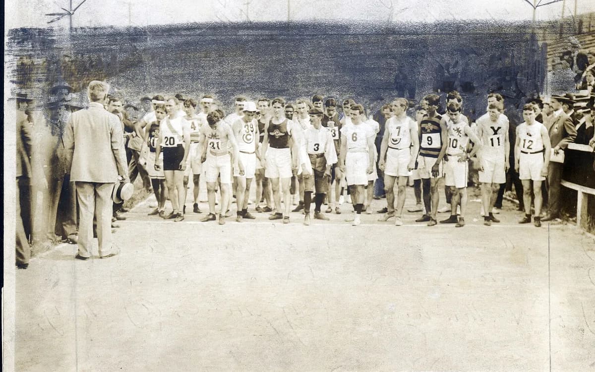 1904년 세인트루이스 올림픽 마라톤 출발선에 늘어서 설명을 듣는 선수들