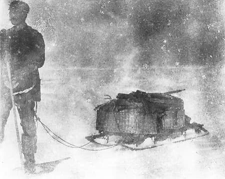 1897년 안드레 탐험대원이 북극 얼음 위에서 짐을 실은 썰매를 끄는 모습
