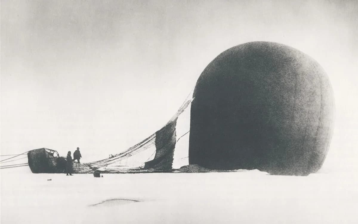 1897년 안드레 탐험대의 기구 외르넨이 북극 얼음 위에 내려앉은 모습을 닐스 스트린드베리가 찍은 사진