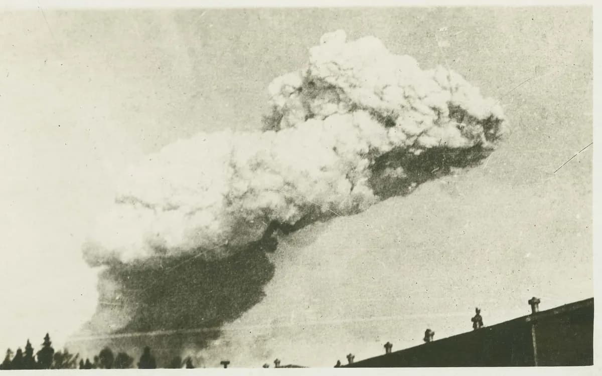 1917년 12월 6일 핼리팩스 대폭발 직후 항구 위로 치솟은 거대한 연기 기둥
