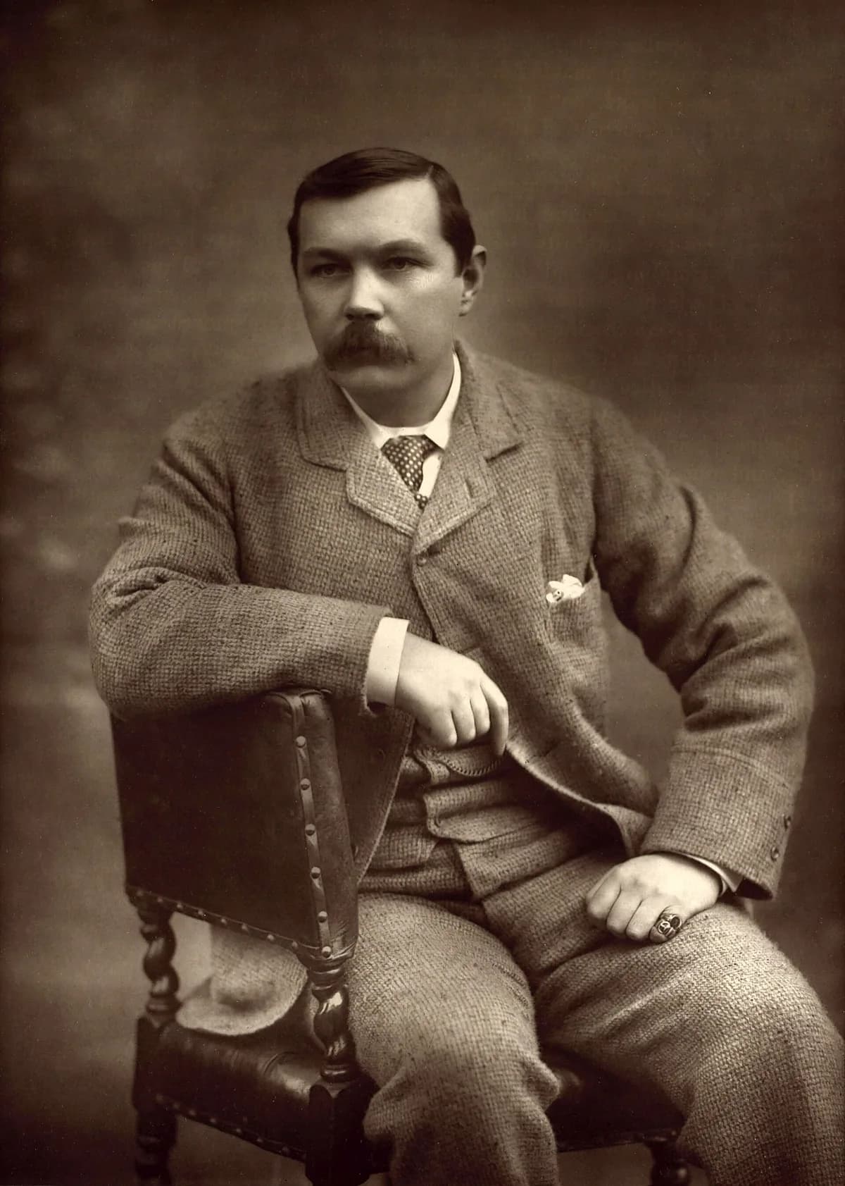 콧수염을 기르고 정장을 입은 아서 코난 도일의 1893년 흑백 사진